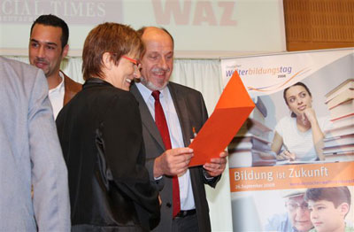 AL-Bundesgeschäftsführer Theo W. Länge übergibt Preis an Marion Engelhardt, Personalleiterin der Firma Alston LHB GmbH