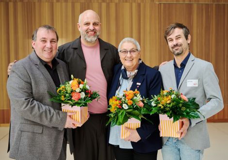 Vorstand und neue Geschätsführung des BAK (v.l.n.r.): Michael Kempman (2. Vorsitzender), Konstantin Dittrich (Bundesgeschäftsführer), Elke Hannack (Präsidentin) und Jan Krüger (1. Vorsitzender). © Faceland Berlin / Apostolos Tsolakidis
