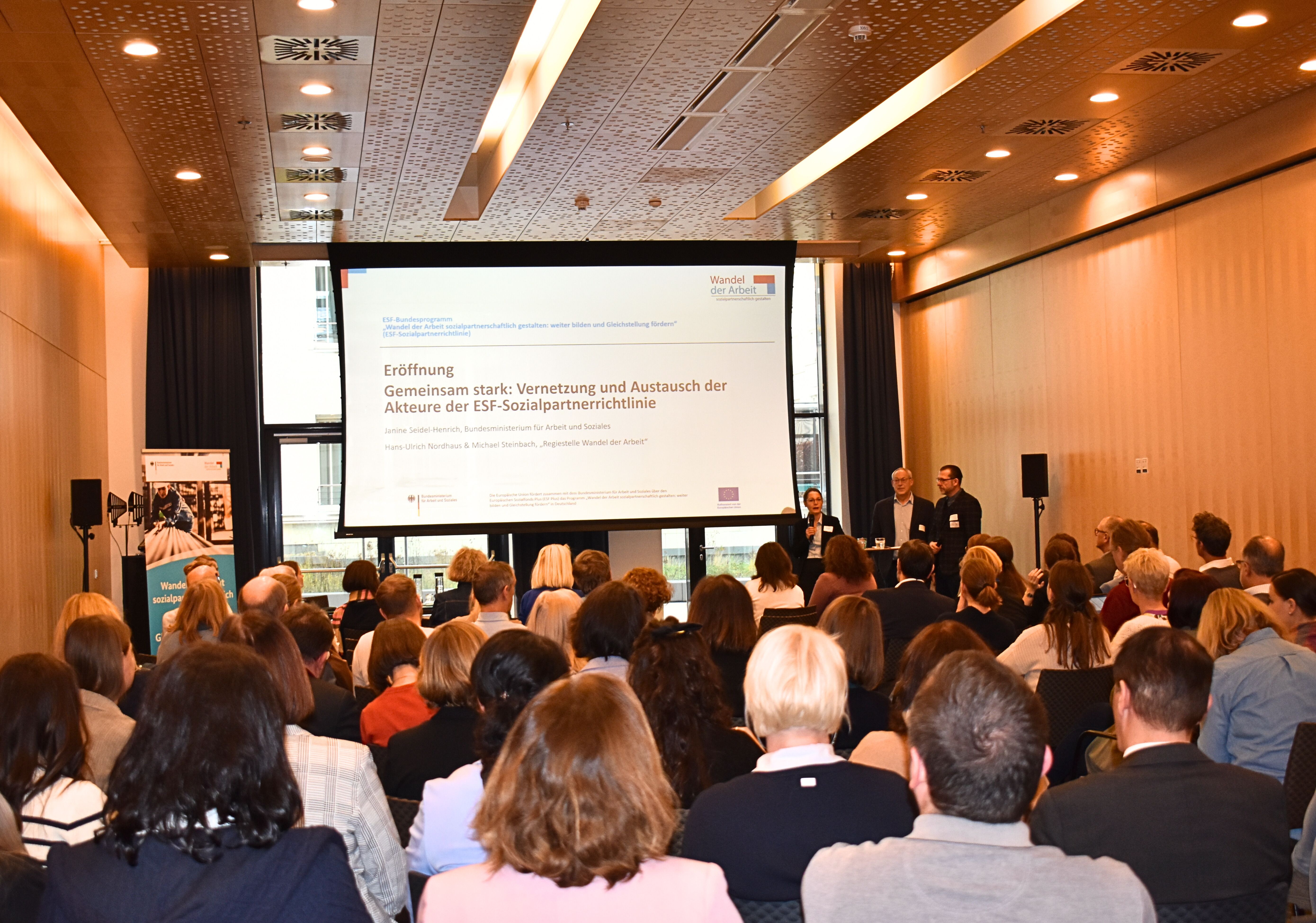 (Eröffnung v.l.n.r. Janine Seidel-Henrich (BMAS), Hans Ulrich Nordaus (Bundesarbeitskreis Arbeit und Leben /Regiestelle „Wandel der Arbeit“), Michael Steinbach (Forschungsinstitut betriebliche Bildung / Regiestelle „Wandel der Arbeit“)