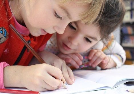 Zwei Kinder bei Schulaufgaben